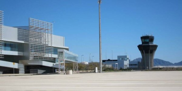 El aeropuerto de Corvera frena su buena racha de pasajeros a las puertas del verano