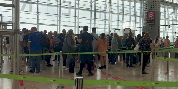 Colapso en el aeropuerto de Alicante por la falta de personal para el control de pasaportes
