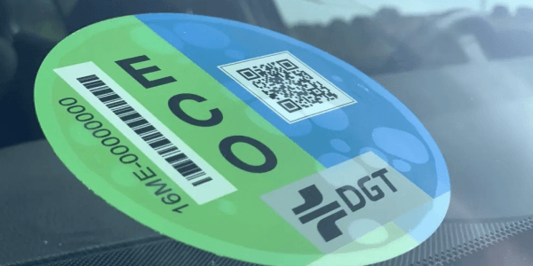 Todas las ventajas y limitaciones de la etiqueta ECO de la DGT: ¿dónde puedo aparcar?