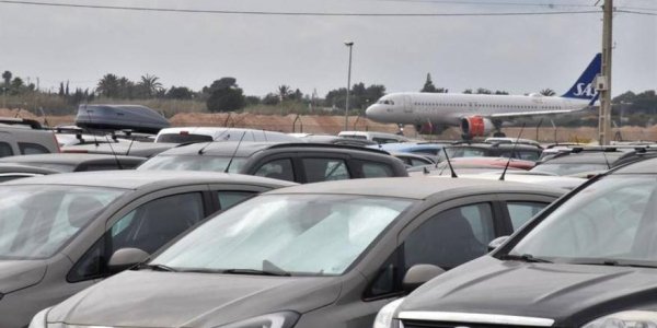 Los negocios de alquiler de coches y parkings se disparan junto al aeropuerto Alicante-Elche sin tener un futuro claro